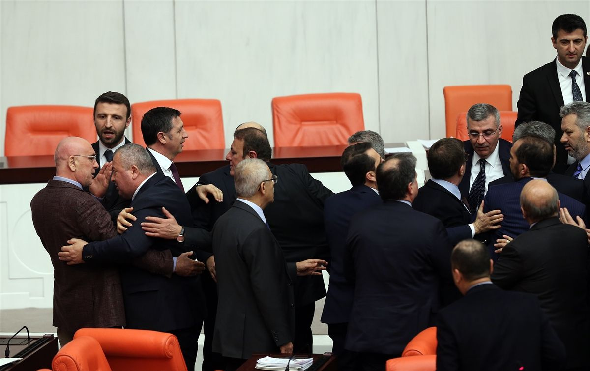 Meclis fena karıştı AK Parti ve İYİ Partililer birbirine girdi