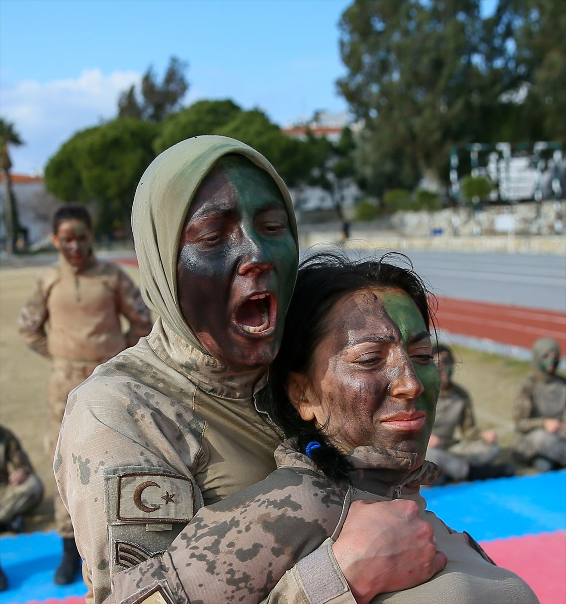 Türkiye'nin ilk kadın komando astsubayları başörtülüler de var