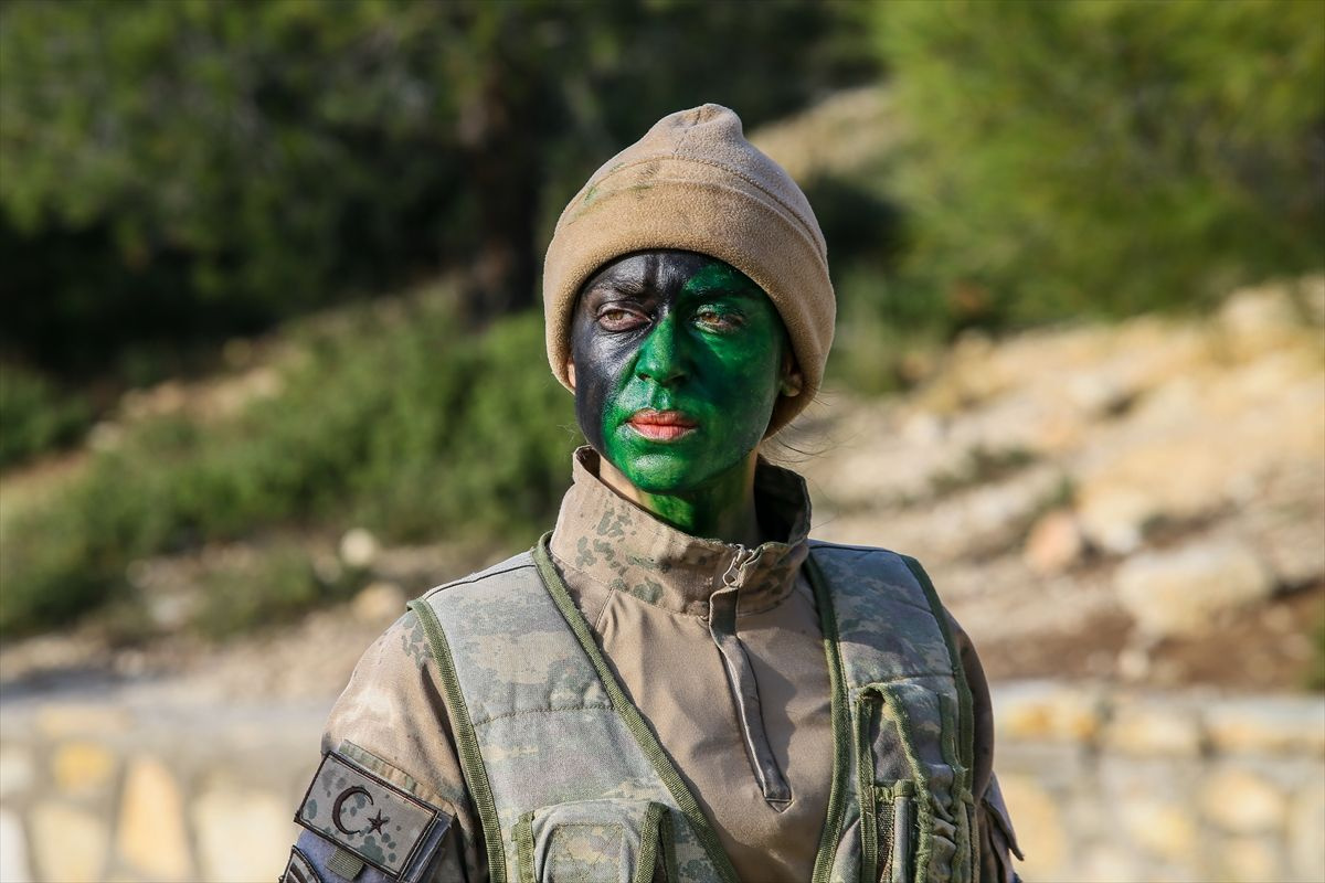 Türkiye'nin ilk kadın komando astsubayları başörtülüler de var
