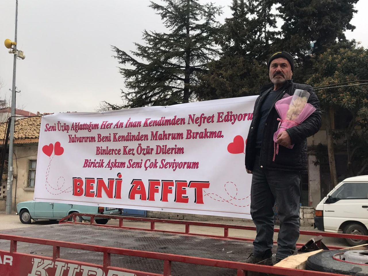Burdur'da barışmak için pankart açan adamı eşi polise şikayet etti