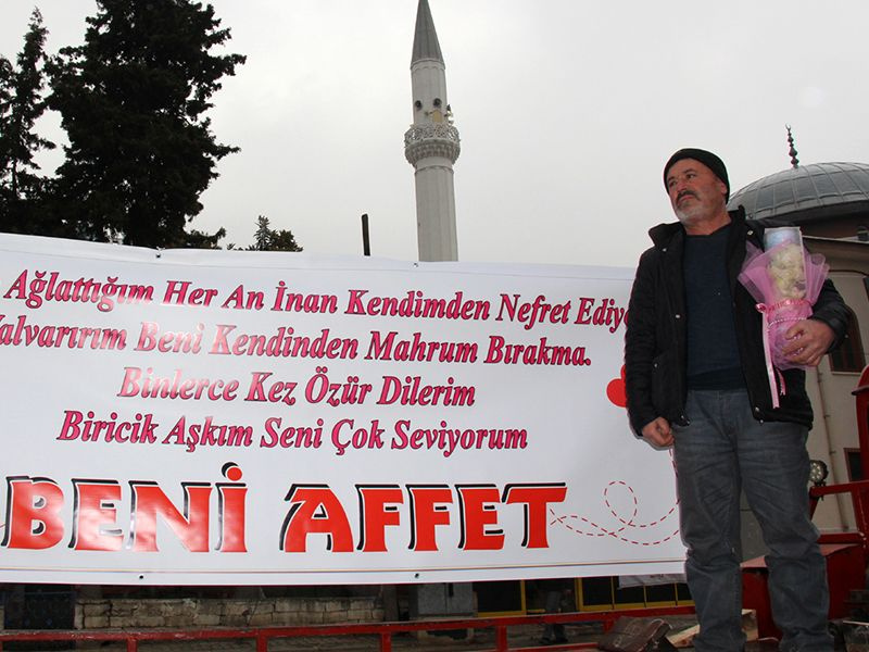 Burdur'da barışmak için pankart açan adamı eşi polise şikayet etti