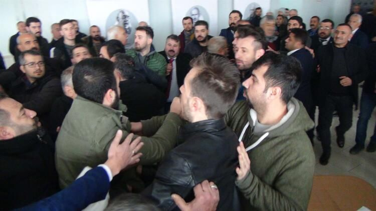 CHP kongresinde kavga çıktı yumruklar konuştu! Çevik kuvvet salona girdi