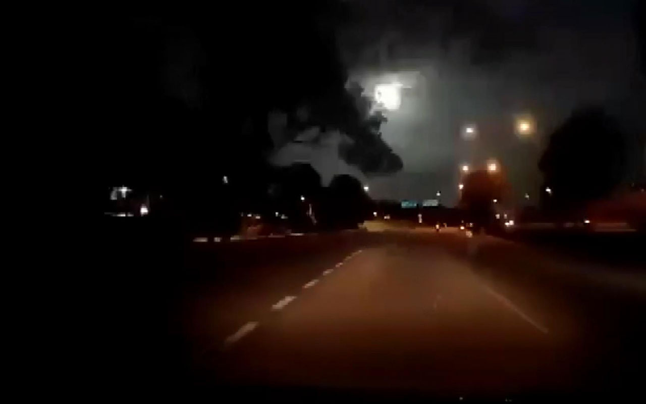 Malezya'da büyük meteorun düşme anı böyle görüntülendi