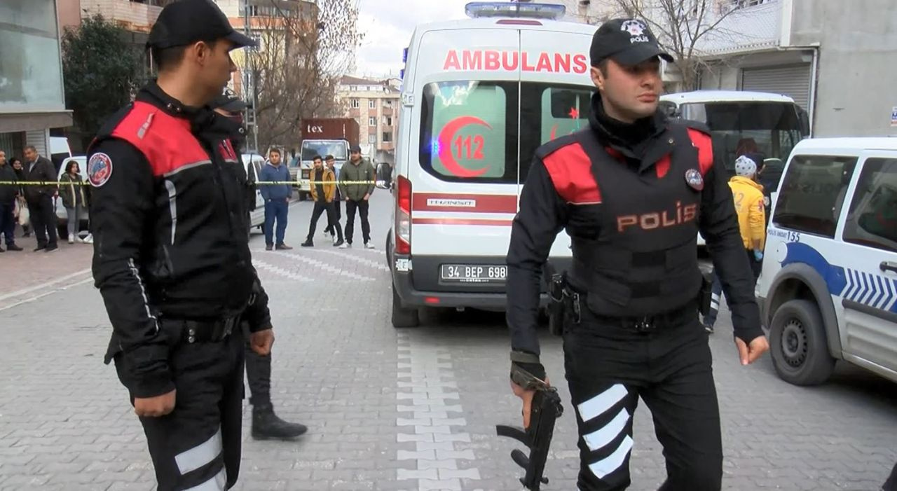 İstanbul Esenyurt'ta polislere bıçakla direnen cezaevi firarisi vurularak yakalandı