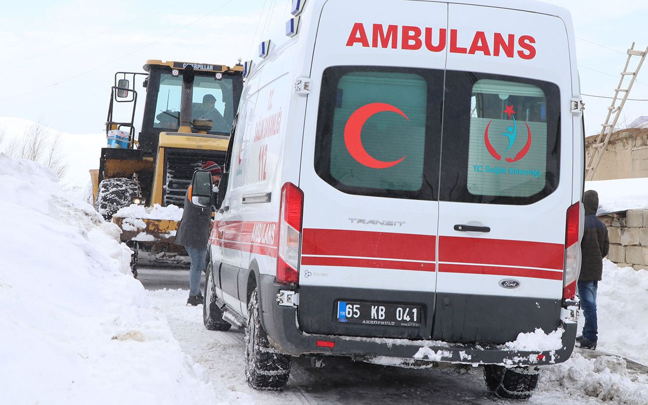Van'da doğum sancıları tutan kadın 5 saatlik karla mücadele sonunda hastaneye ulaştırıldı