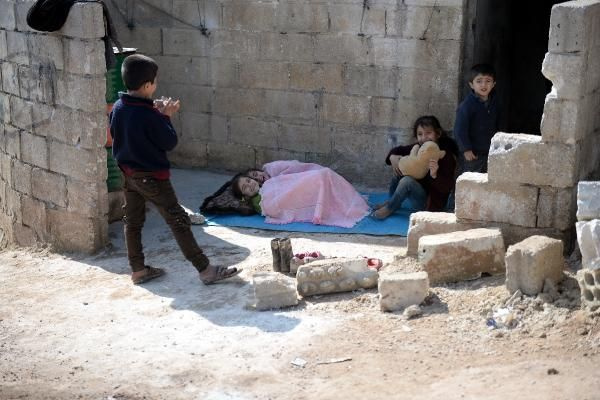 İdlib'te Esed bombalarından kaçan ailenin 7 aylık bebeği donarak öldü