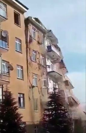 Elazığ'da 4.2'lik depremde hasarlı 6 katlı bina yıkıldı
