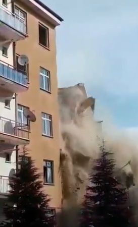 Elazığ'da 4.2'lik depremde hasarlı 6 katlı bina yıkıldı