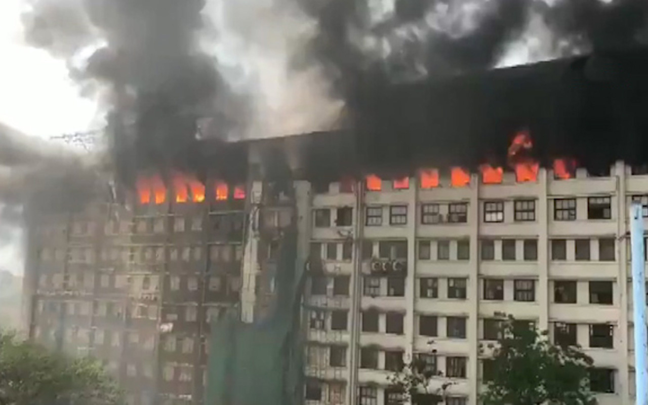 Hindistan'da resmi dairelerin bulunduğu binalar alev alev yandı!