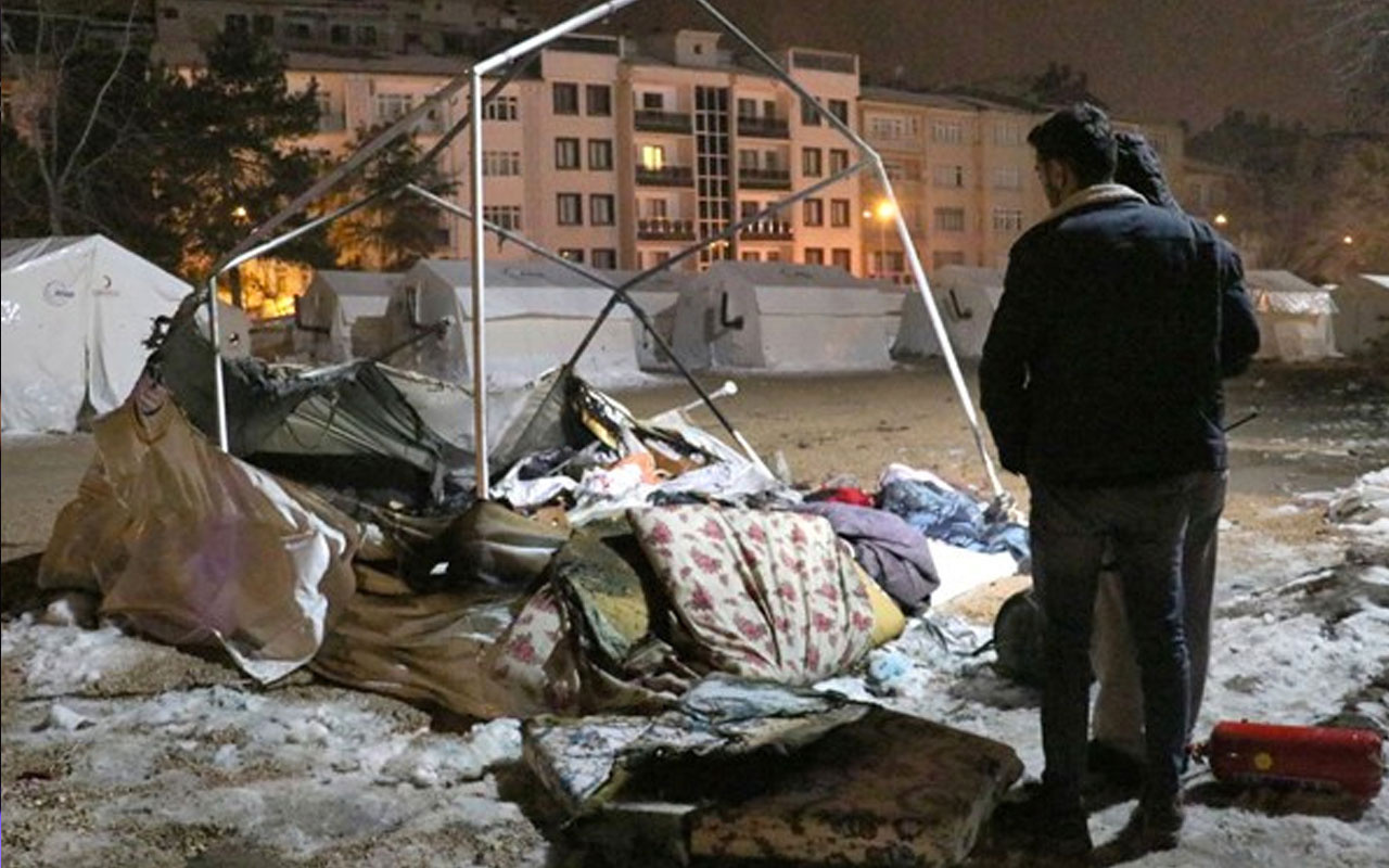 Elazığ'da depremzede çadırında yangın