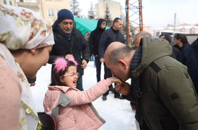İçişleri Bakanı Süleyman Soylu 23 gündür Elazığ'da depremzedelerin yanı başında
