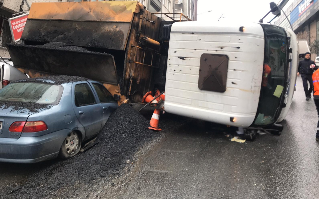 İBB'ye ait hafriyat kamyonu yokuş aşağı gelerek araçların üzerine devrildi!
