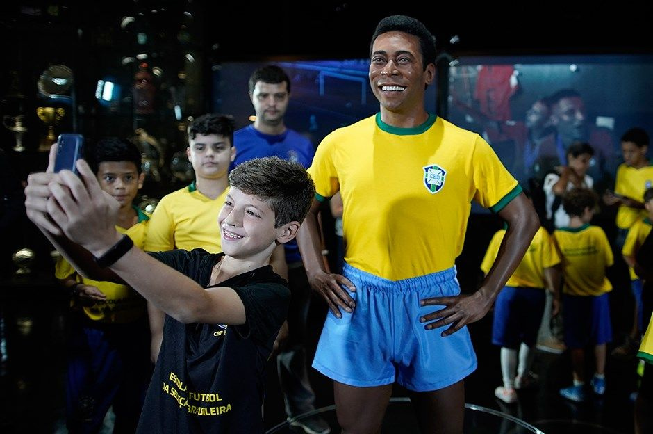 Brezilya'da Pele'nin heykeli açıldı