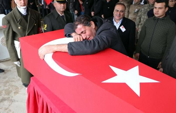 Türkiye İdlib şehitlerini uğurluyor 'ne olur beni bırakma oğlum'