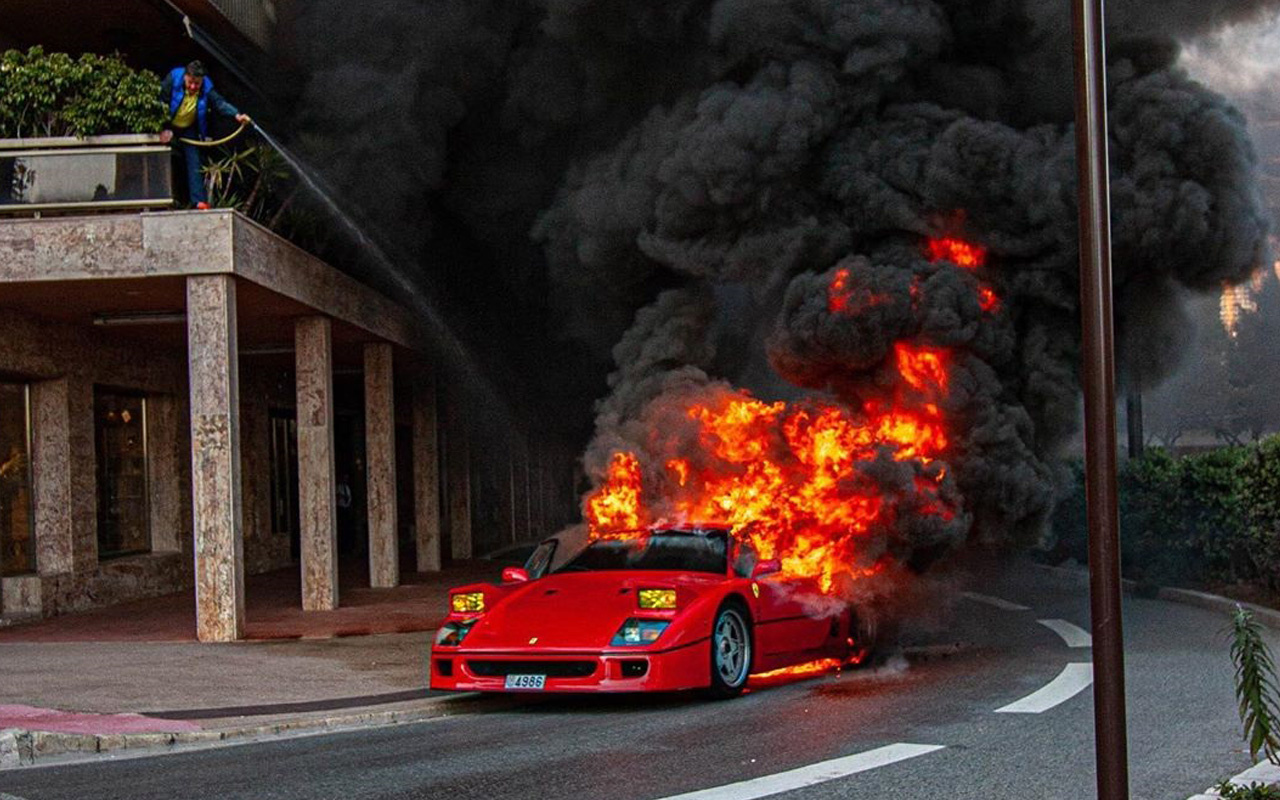 Ferrari alev alev yandı hortumla söndürmeye çalıştı