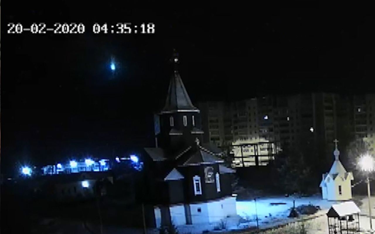 Rusya'da meteor düşme anı kameralara yansıdı! Camlar titredi