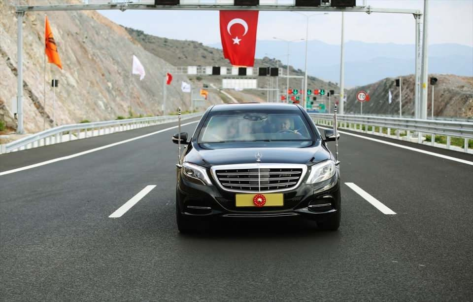 Cumhurbaşkanı Erdoğan, yeni otoyolda test sürüşü yaptı