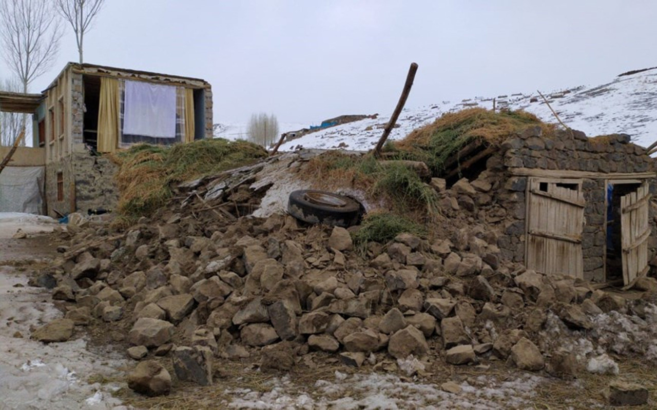 İran'da büyük deprem! Van'da evleri yıktı