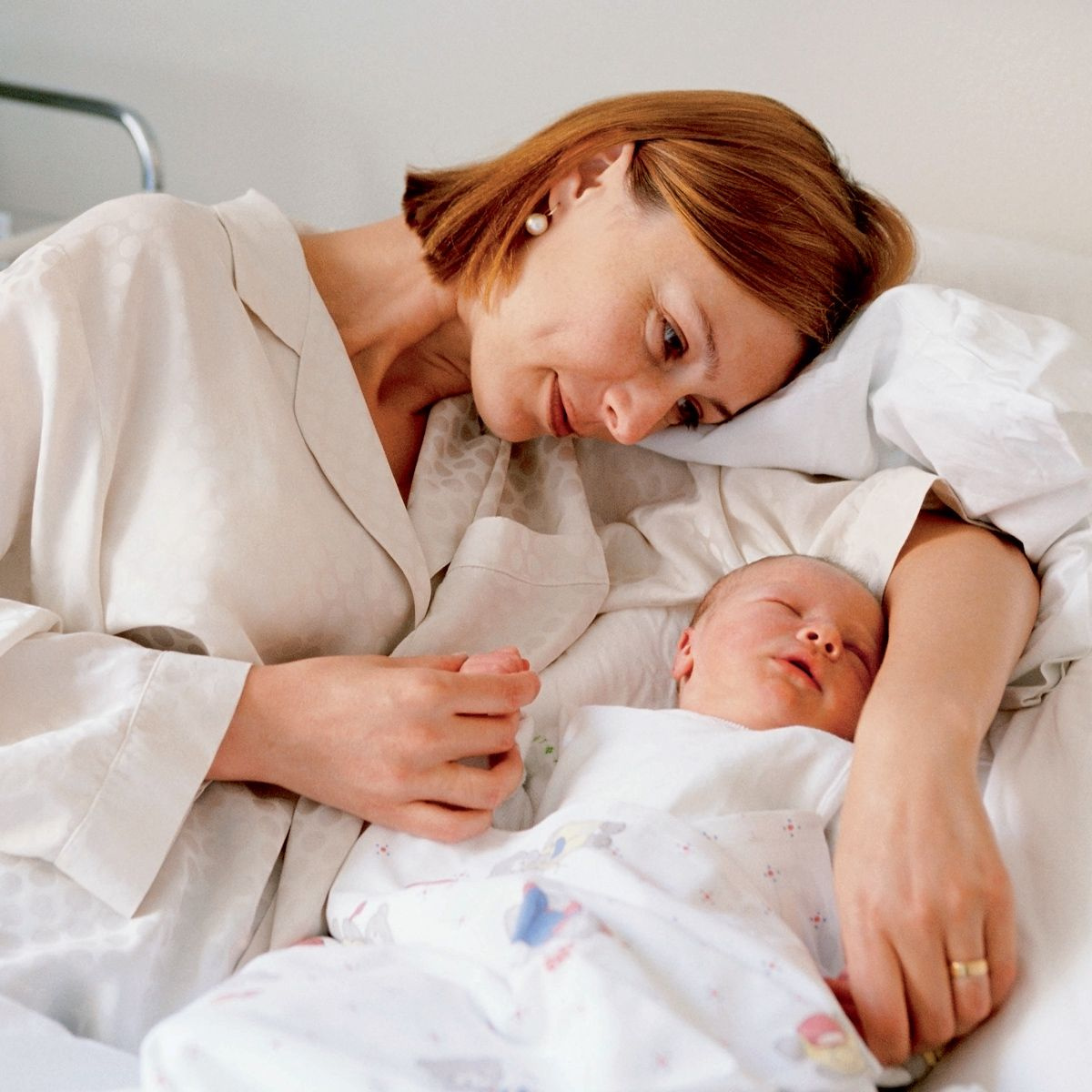 После родов можно спать. Мать с ребенком. Мама с малышом в роддоме. Совместное пребывание матери и ребенка в роддоме.