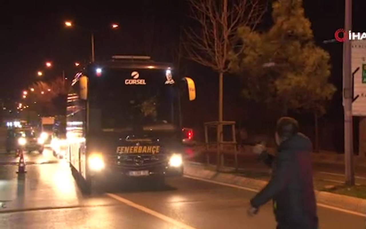Fenerbahçeli taraftarlar Samandıra'da takım otobüsüne saldırdı