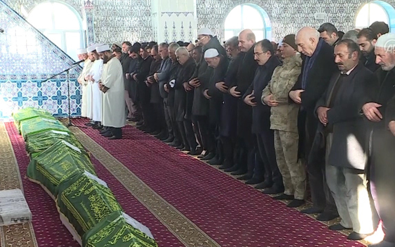 Bakan Soylu Van depreminde vefat edenlerin cenaze namazına katıldı