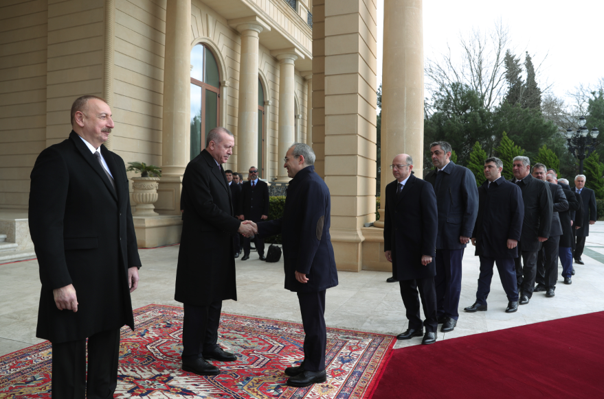 Erdoğan'a Bakü'de kardeş ülkeye yakışır karşılama! Aliyev'e hediyesi dikkat çekti