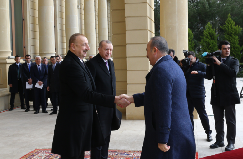 Erdoğan'a Bakü'de kardeş ülkeye yakışır karşılama! Aliyev'e hediyesi dikkat çekti