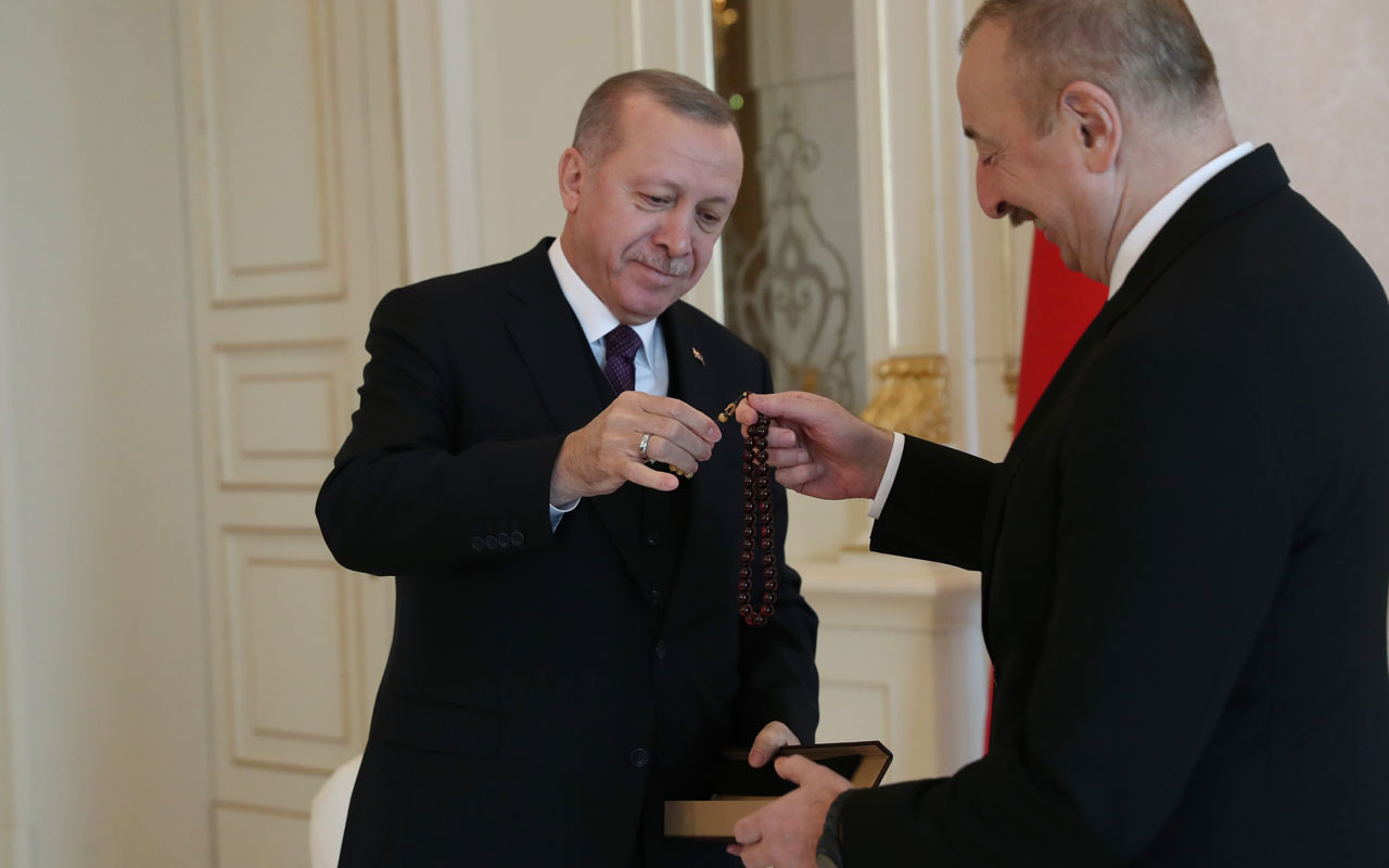 Cumhurbaşkanı Erdoğan Aliyev'e tespih hediye etti