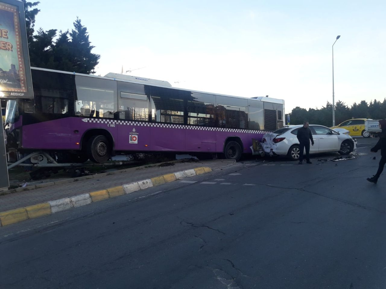 Olayın adresi Ataşehir! Araca çarpan otobüs ancak direği devirerek durabildi