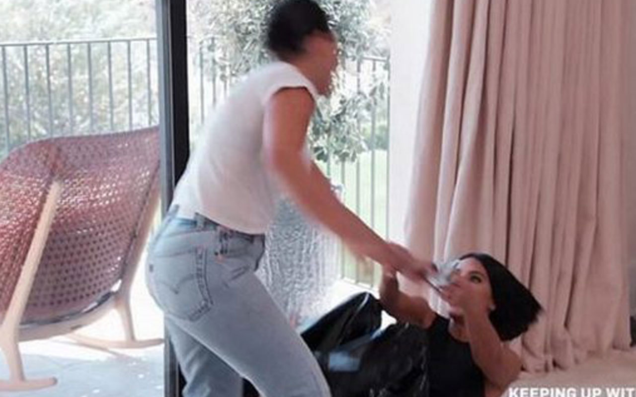 Kardashian ailesi karıştı! Kim ve Kourtney'den yumruk yumruğa kavga