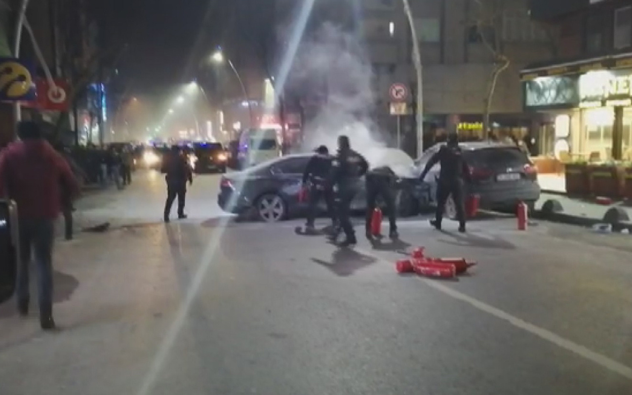 Sultangazi'de araçlara çarpan sürücüyü mahallelinin elinden polis kurtardı