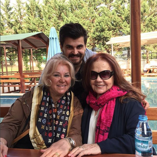 Müslüm Gürses'in eşi Muhterem Nur'un hayati tehlikesi devam ediyor uyandırılmadı