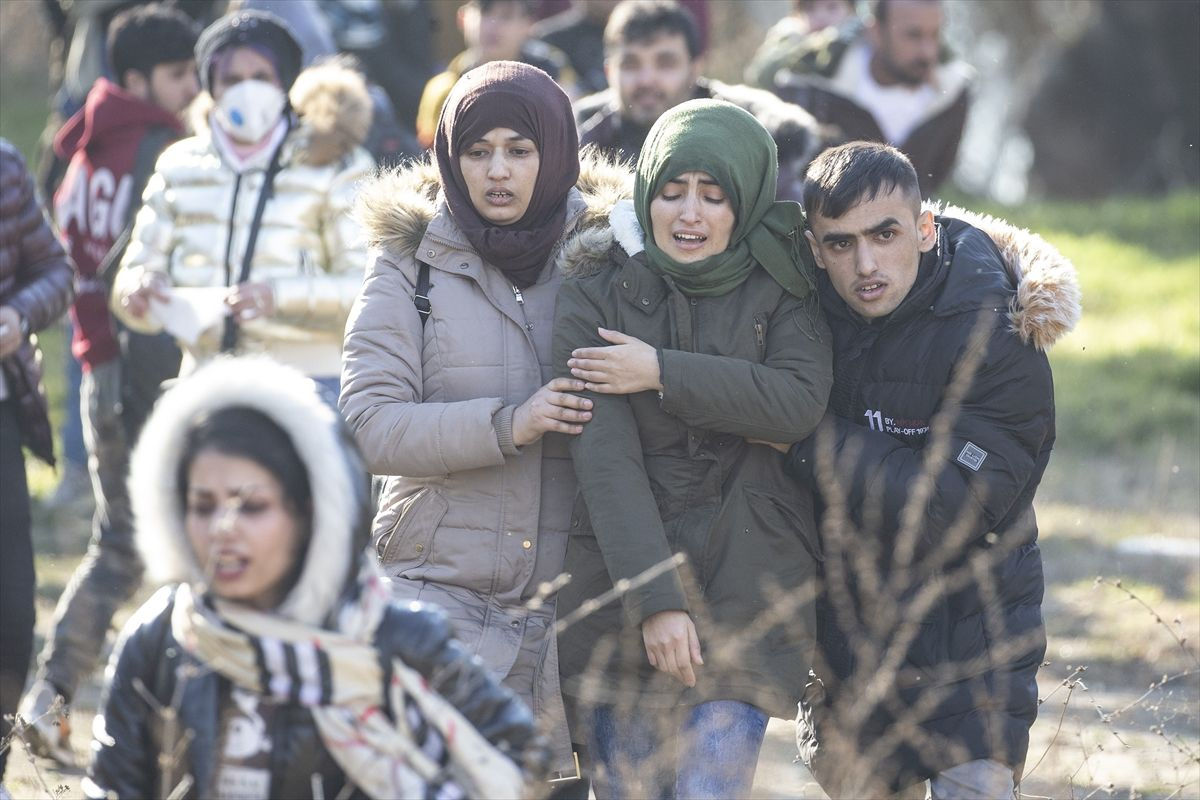 Yunan sınır polisi göçmenlere biber gazı ve ses bombasıyla müdahale etti