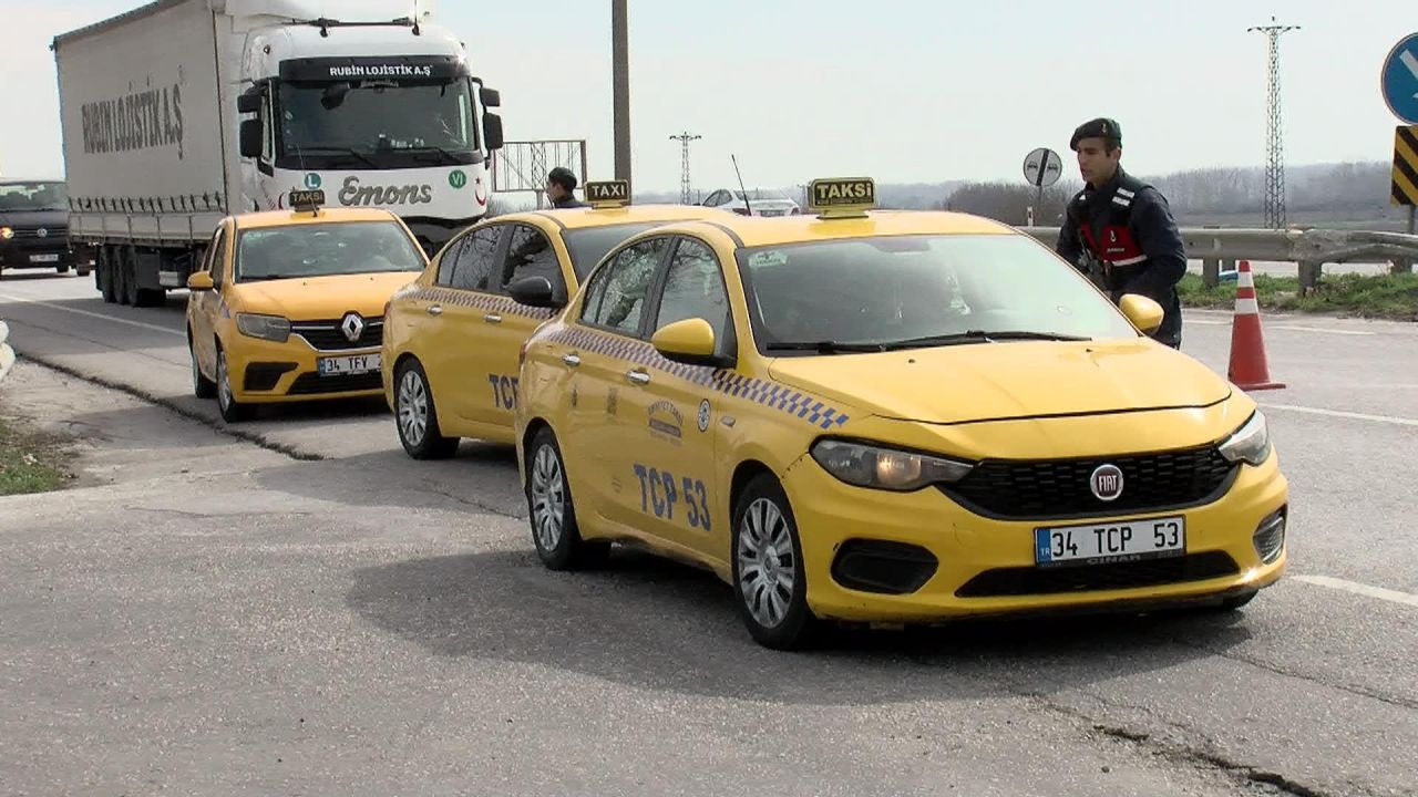 Göçmenler taksilerle Edirne'ye ilerliyor