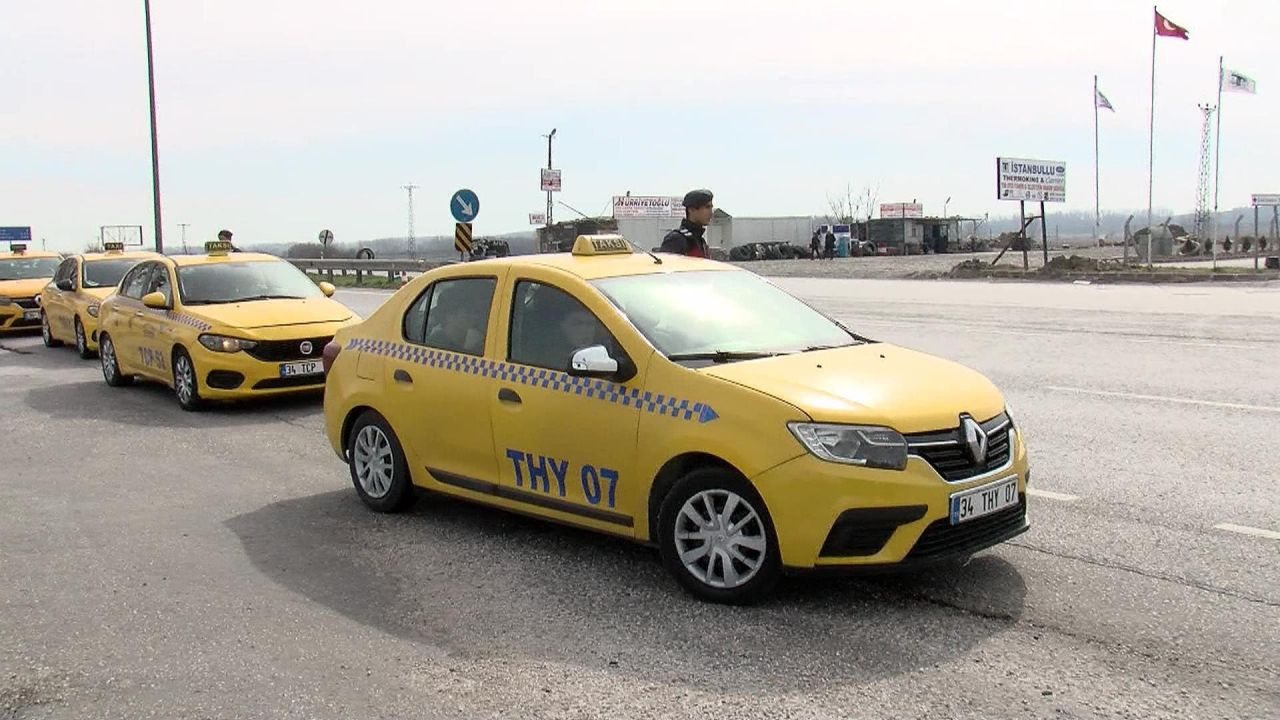 Göçmenler taksilerle Edirne'ye ilerliyor