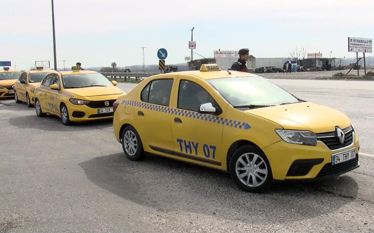 Göçmenler taksilerle Edirne'ye ilerliyor