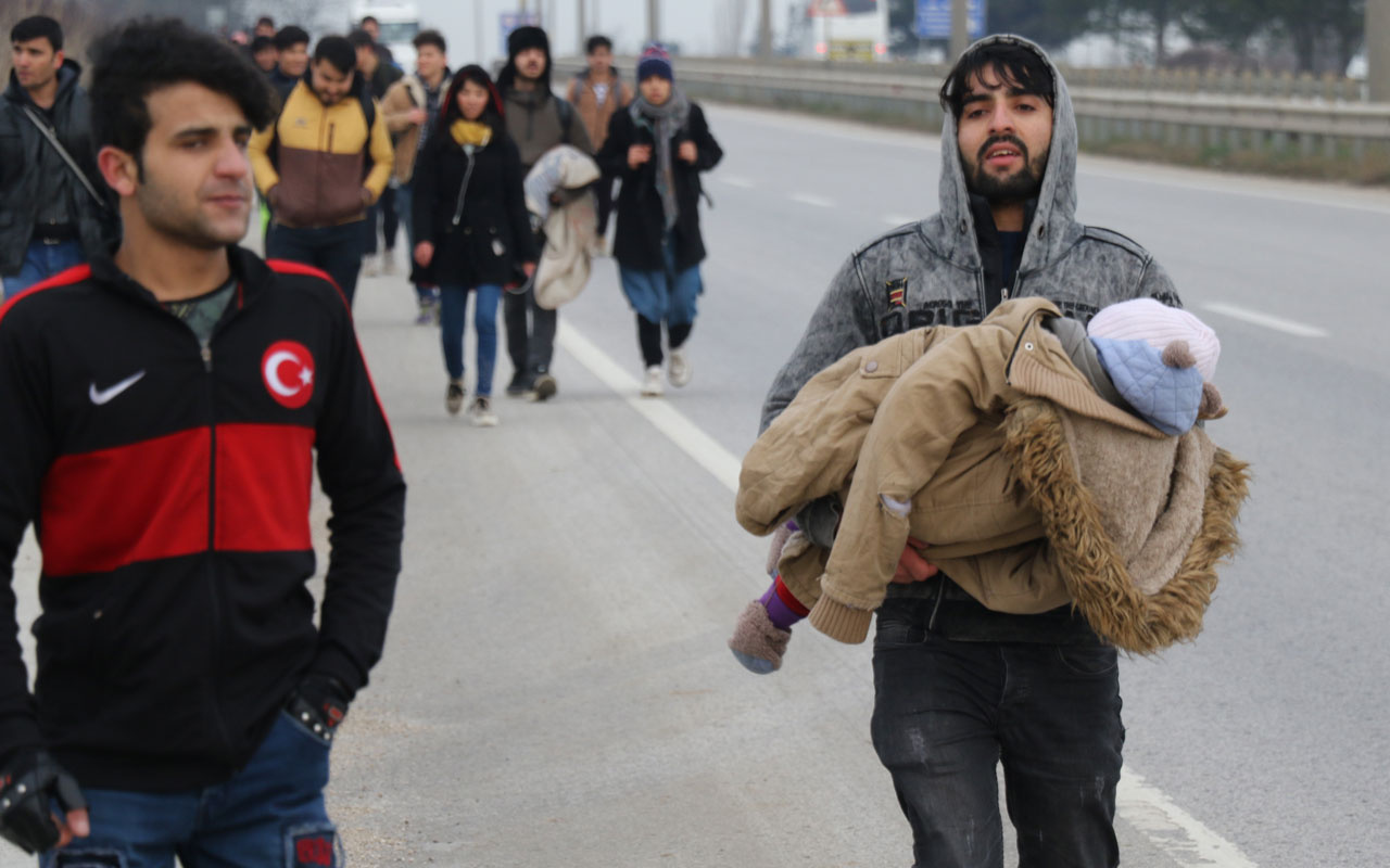 Edirne'de göçmenler Yunanistan sınırına yürüyor