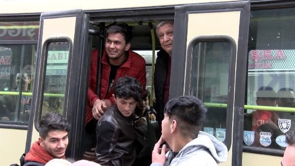 Kapılar sonuna kadar açıldı! Vatandaş minibüsü çekti Suriyelileri sınıra götürüyor