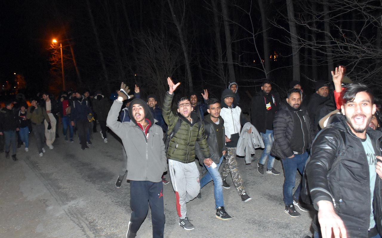 Edirne'de göçmenler Yunanistan sınırına doğru ilerliyor