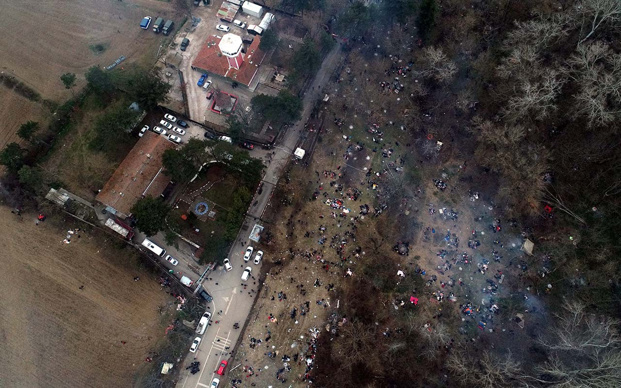 Edirne'de göçmen hareketliliği havadan görüntülendi! Akın akın gidiyorlar