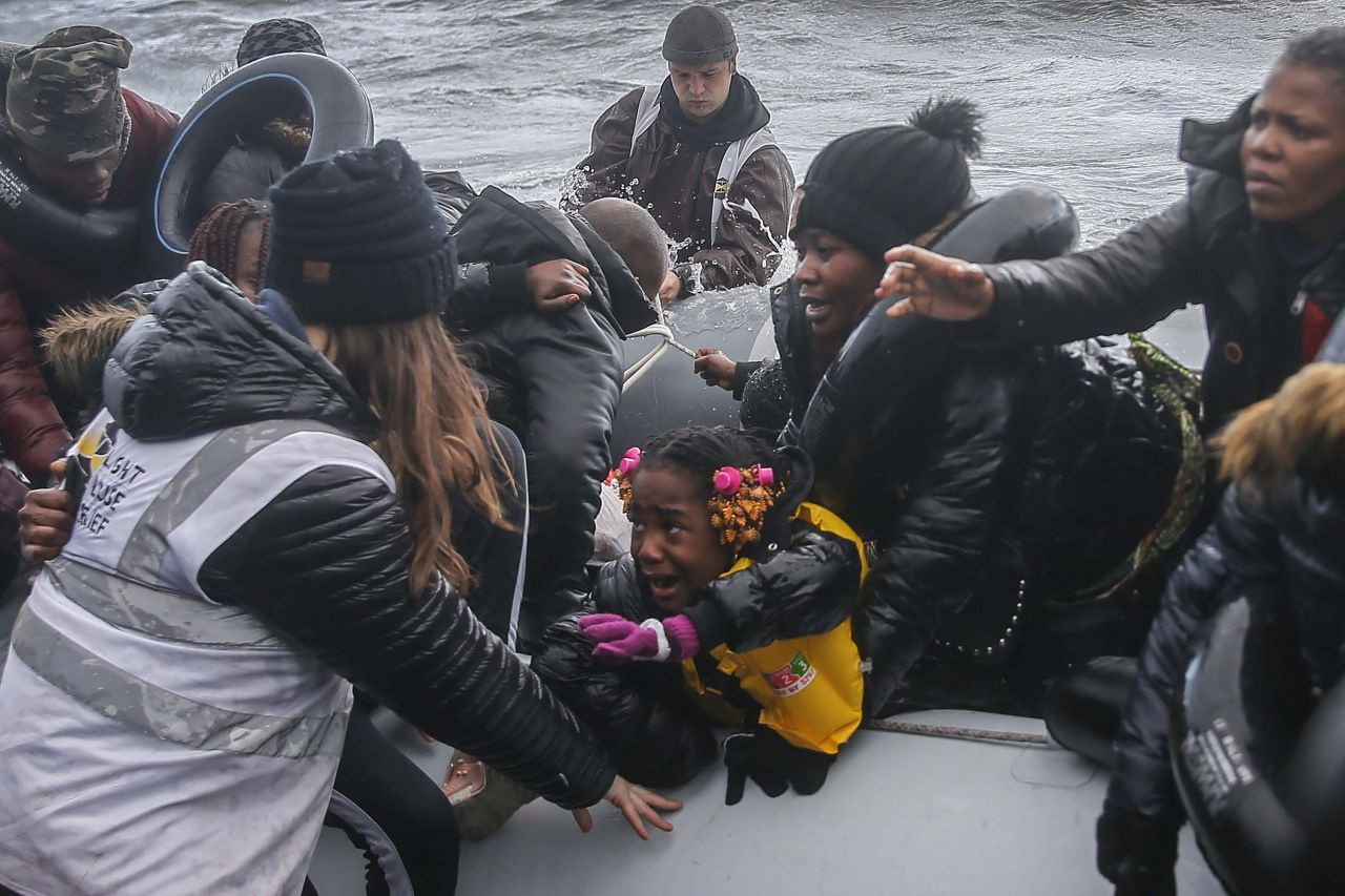 Yunanistan'ın Midilli Adası'na ulaşan mültecilerin mutluluğu!