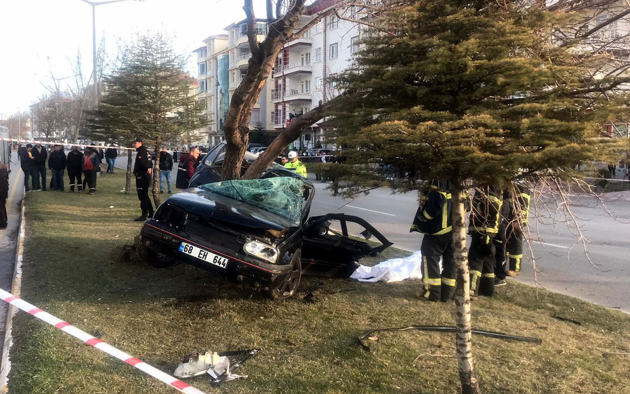 Aksaray'da otomobil ağaca çarptı: 2 ölü, 1 yaralı