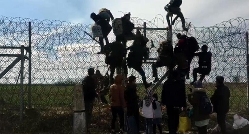 Engelleri aşan binlerce göçmen Yunanistan'a geçti