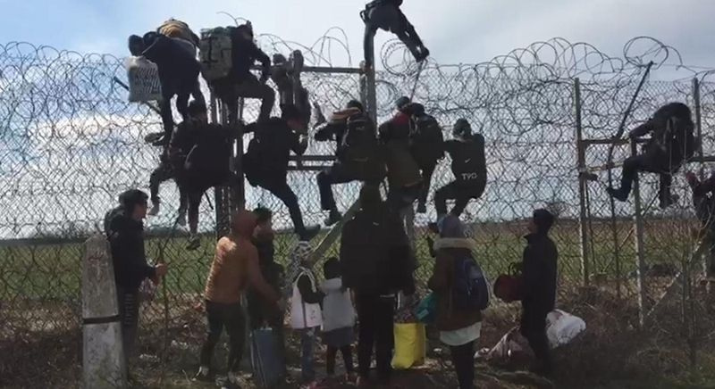 Engelleri aşan binlerce göçmen Yunanistan'a geçti