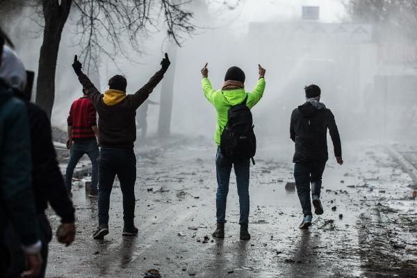 Yunan askerleri sınıra dayanan göçmenleri gaza boğuyor