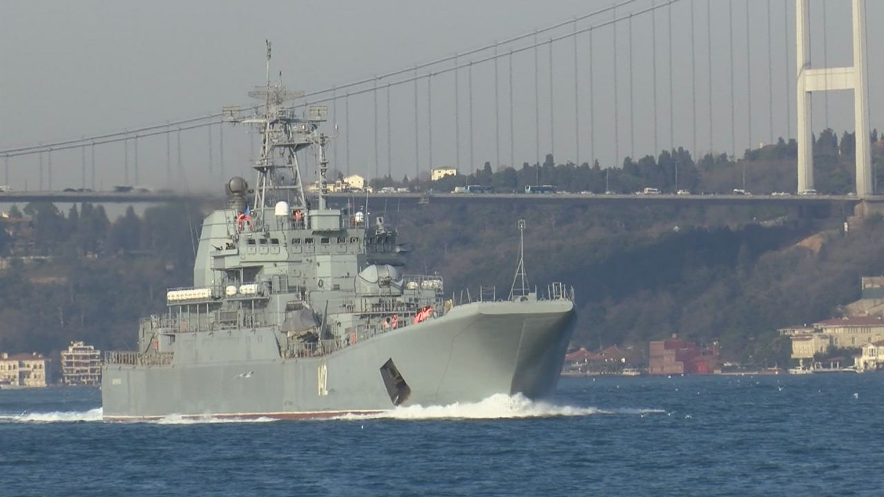 İstanbul Boğazı'ndan Rus savaş gemisi geçti! Dikkat çeken detay