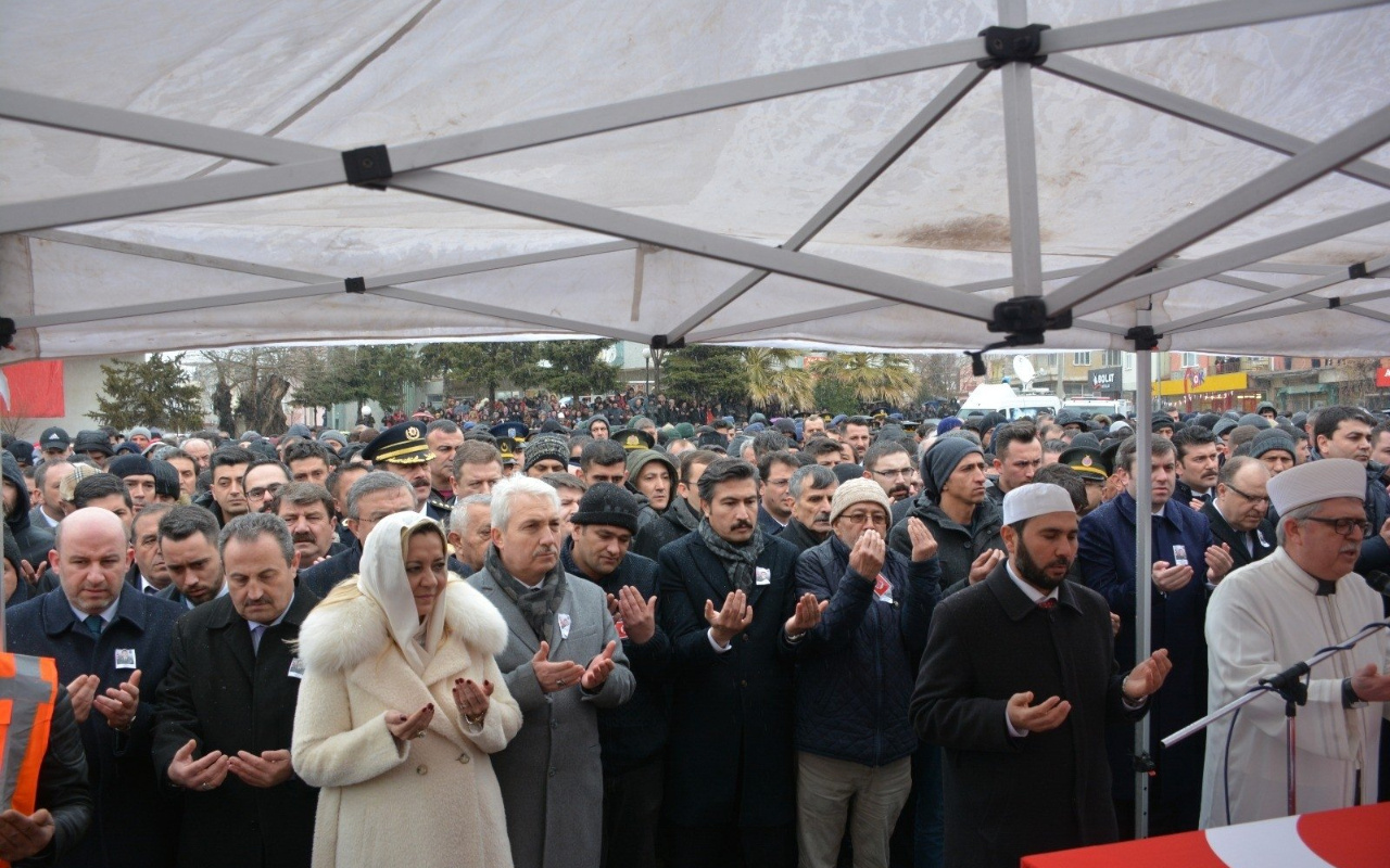 Şehit cenazesinde İYİ Partili vekilin fotoğraf çektirme merakı