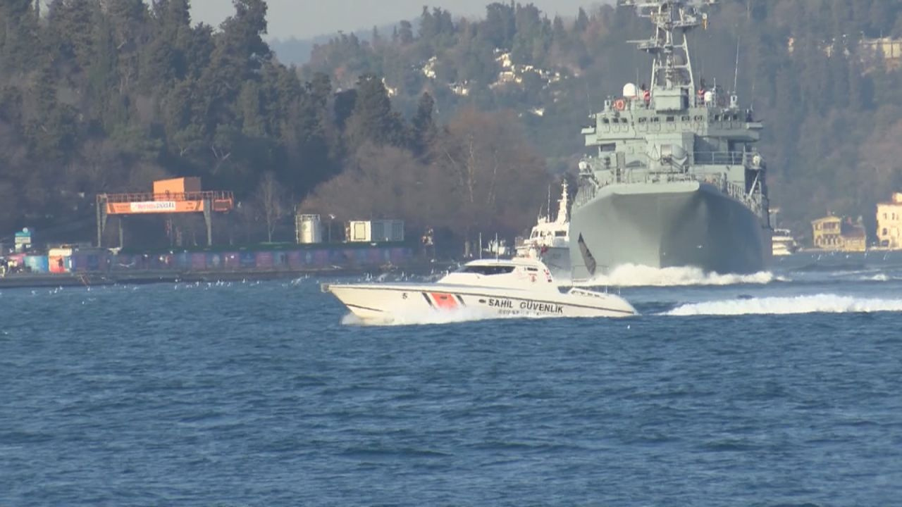 İstanbul Boğazı'ndan Rus savaş gemisi geçti! Dikkat çeken detay