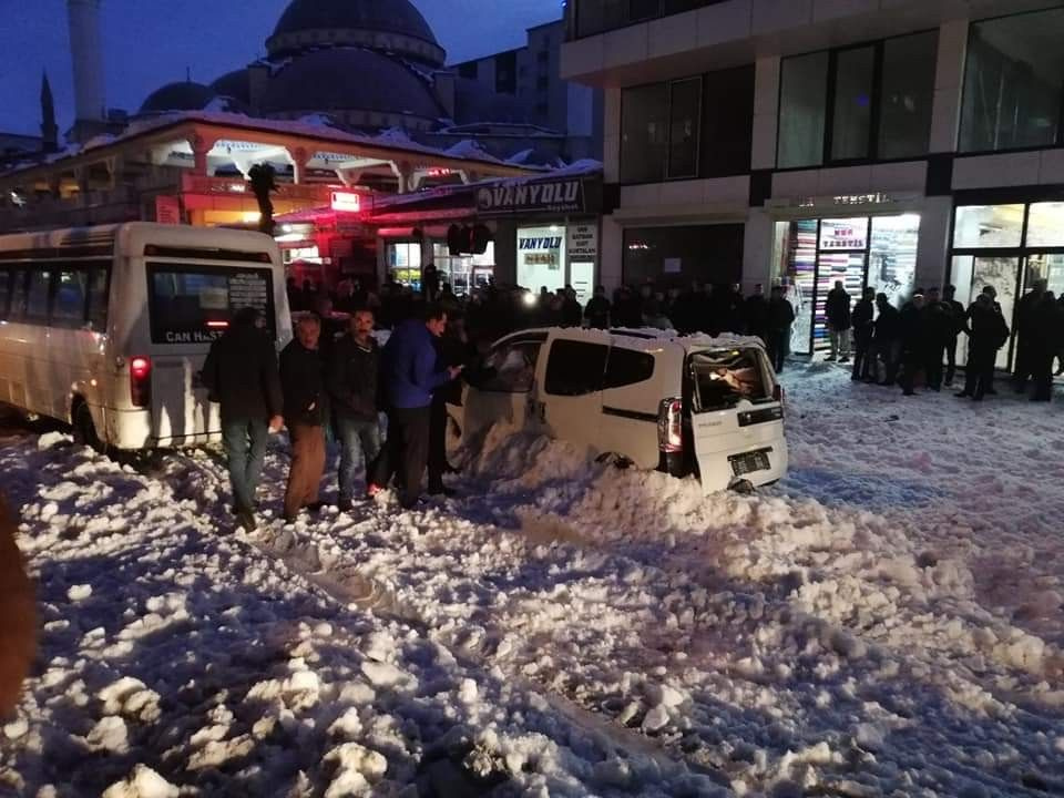Bitlis'te çatıdan düşen kar kütlesi araçları kullanılamaz hale getirdi