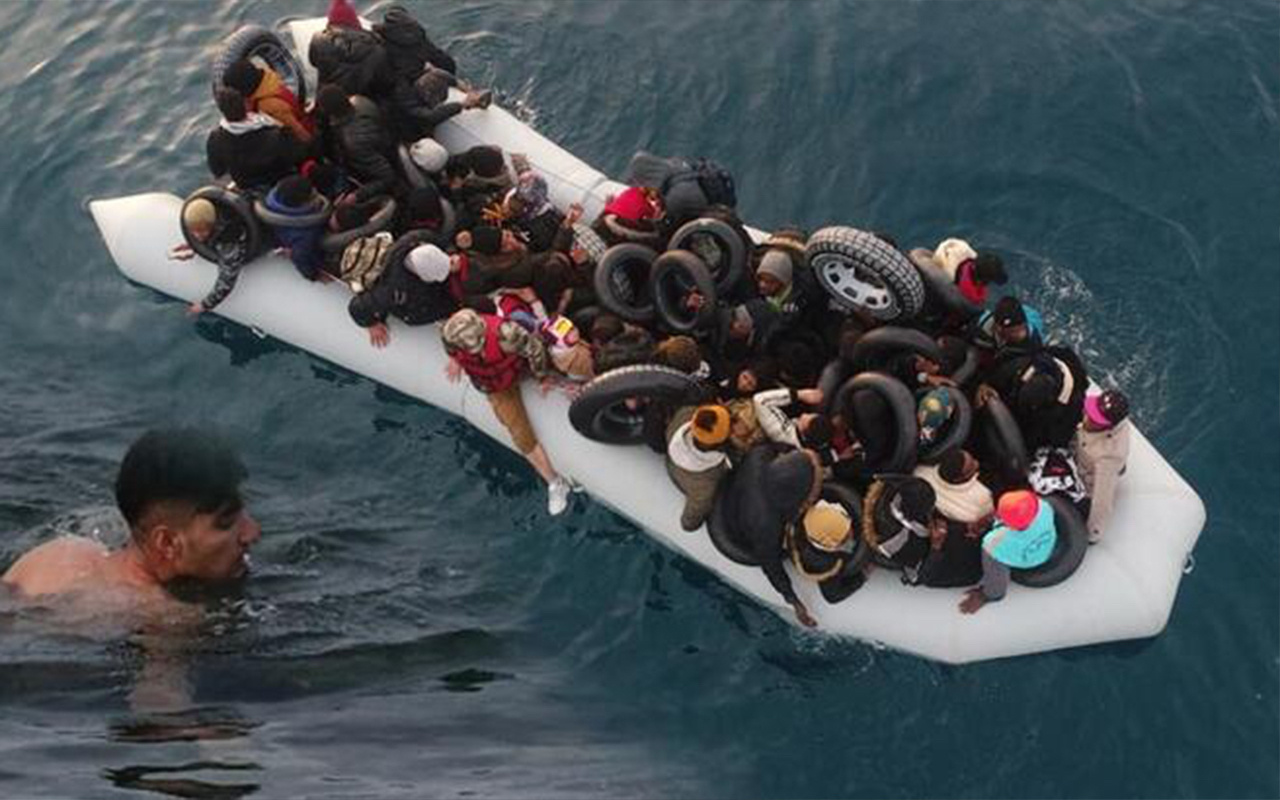 Midilli yakınlarında 48 kişilik sığınmacı teknesi alabora oldu! Bir çocuk öldü